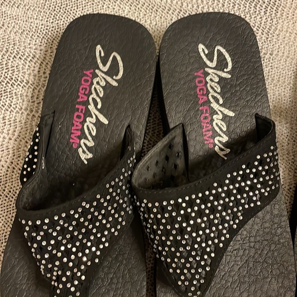 - Skechers Yoga Foam Sandals 2 Pairs EUC sz 6 - Picture 2 of 5